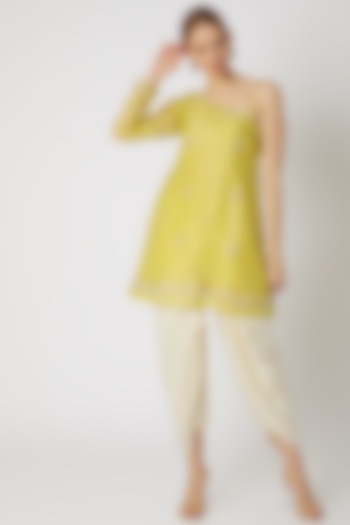 Lemon Yellow Embroidered Kurta With Pants by Priti Sahni at Pernia's Pop Up Shop