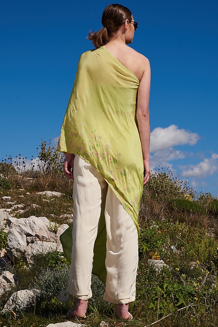 Green Crepe Printed Asymmetrical Cape Set by Pinnacle by Shruti Sancheti at Pernia's Pop Up Shop