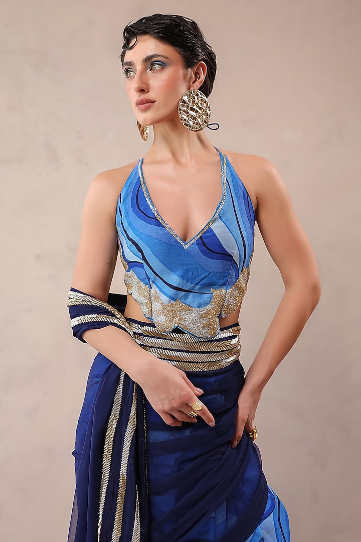 Atlantic Blue Chiffon Lehar Printed Pre-Pleated Wedding Saree Set by Pallavi Jaipur at Pernia's Pop Up Shop