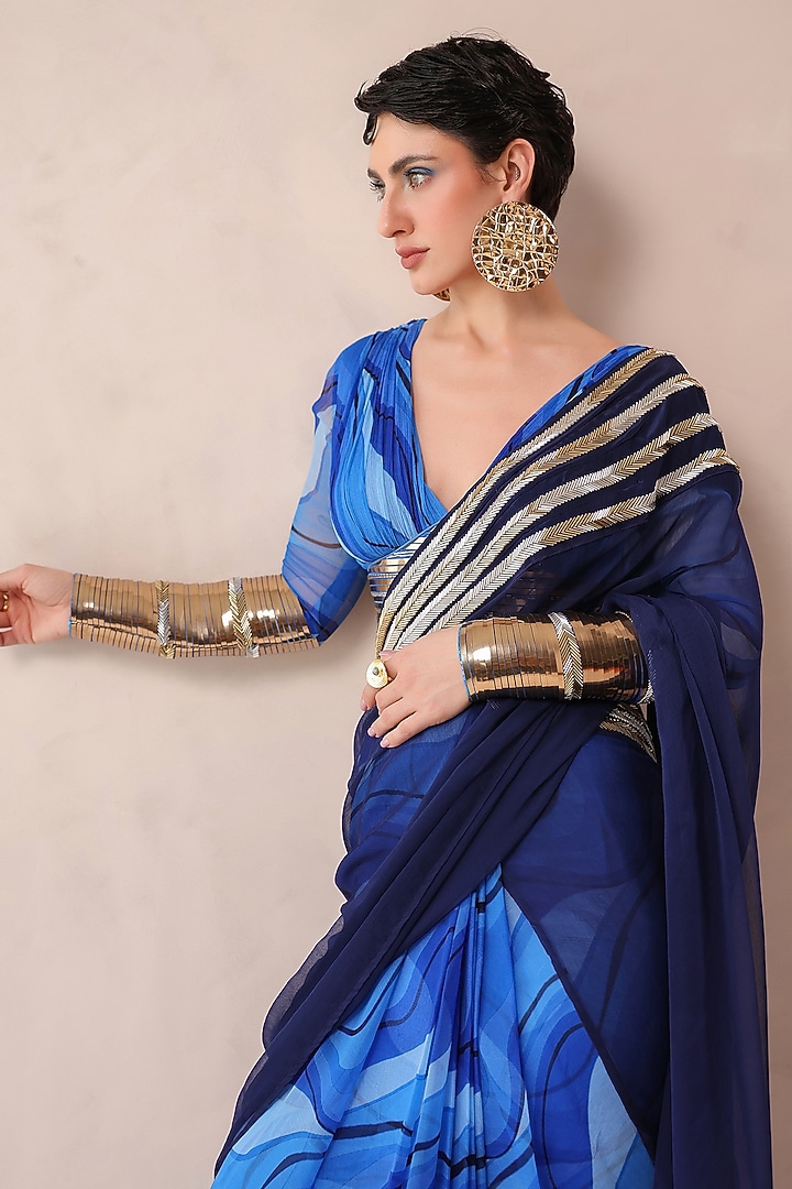 Atlantic Blue Chiffon Lehar Printed Pre-Pleated Wedding Saree Set by Pallavi Jaipur at Pernia's Pop Up Shop