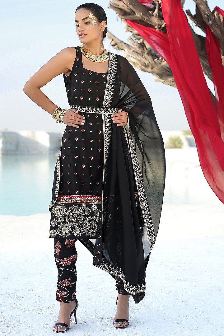 Black Aari Embroidered Kurta Set by Pallavi Jaipur at Pernia's Pop Up Shop