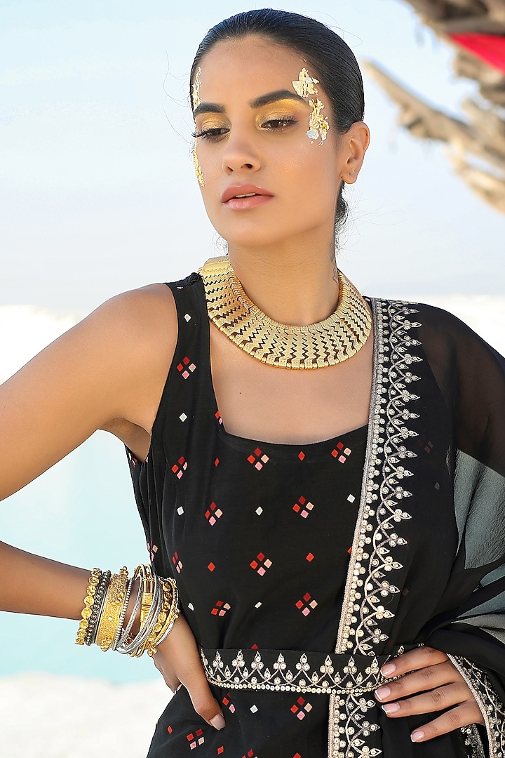 Black Aari Embroidered Kurta Set by Pallavi Jaipur at Pernia's Pop Up Shop