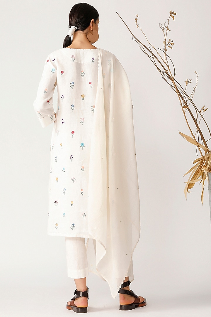 White Embroidered Kurta Set by Payal Pratap at Pernia's Pop Up Shop