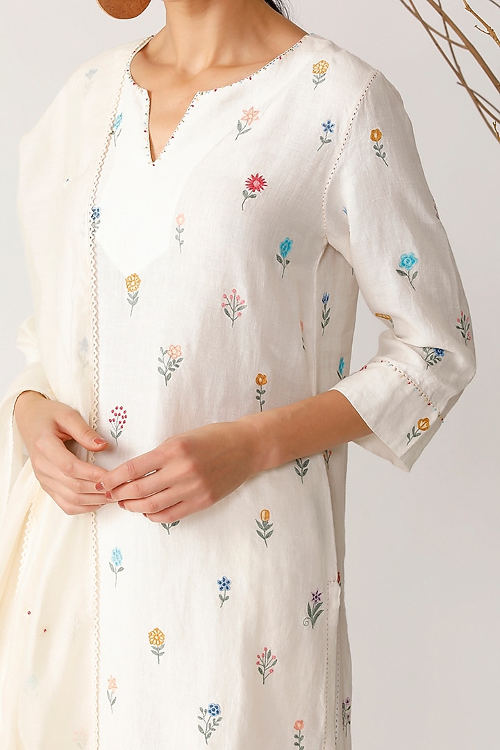 White Embroidered Kurta Set by Payal Pratap at Pernia's Pop Up Shop