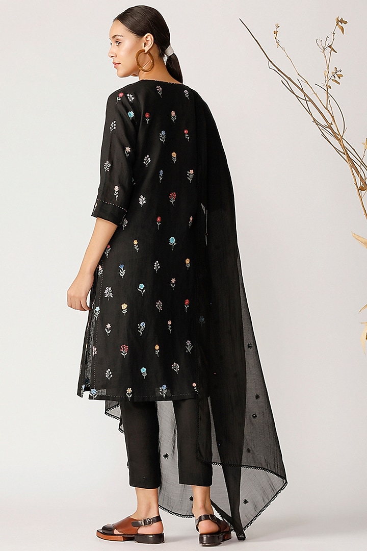 Black Embroidered Kurta Set by Payal Pratap at Pernia's Pop Up Shop
