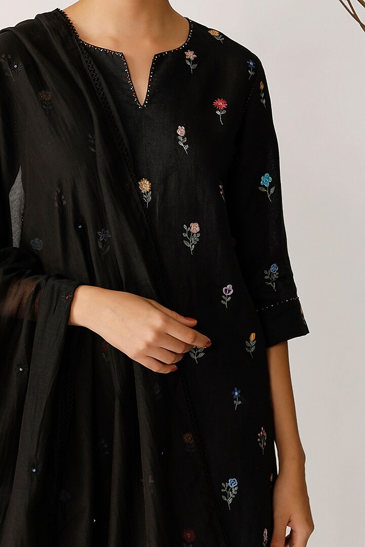 Black Embroidered Kurta Set by Payal Pratap at Pernia's Pop Up Shop