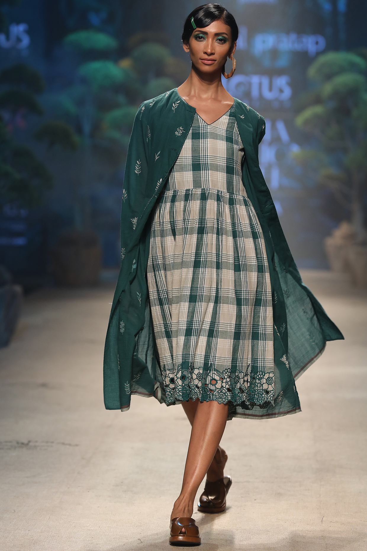 Green Embroidered Tunic by Payal Pratap at Pernia's Pop Up Shop