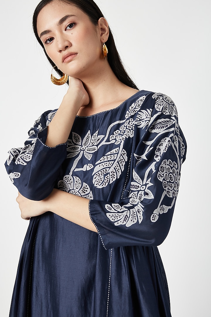 Navy Blue Chanderi Embroidered Kurta Set by Payal Pratap at Pernia's Pop Up Shop