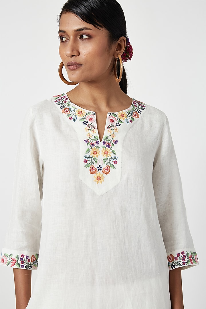 Ecru Linen Floral Embroidered Kurta Set by Payal Pratap at Pernia's Pop Up Shop