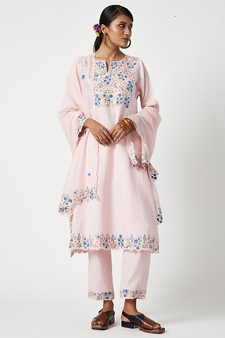 Pink Linen Floral Embroidered Kurta Set by Payal Pratap at Pernia's Pop Up Shop