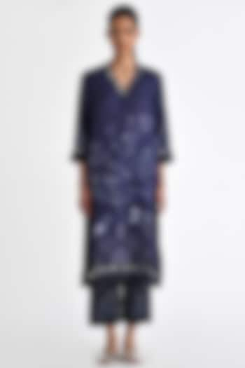 Navy Blue Linen Satin Bandhani Printed Kurta Set by Payal Pratap at Pernia's Pop Up Shop