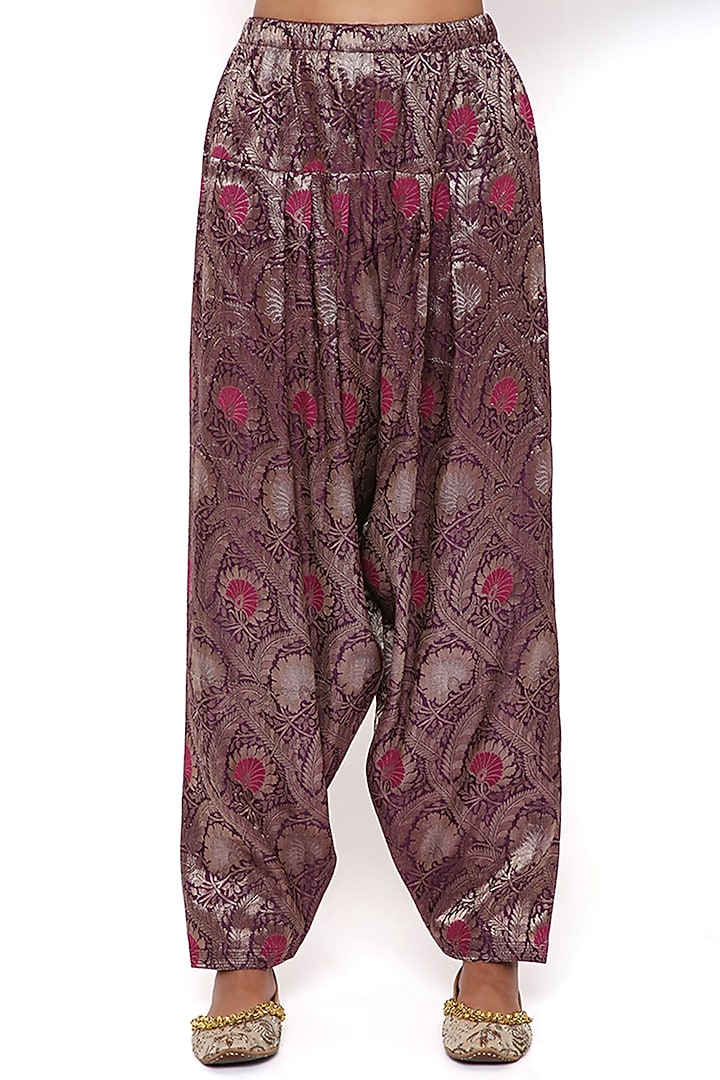 Off-White Georgette Embroidered Kurta Set by Payal Singhal at Pernia's Pop Up Shop
