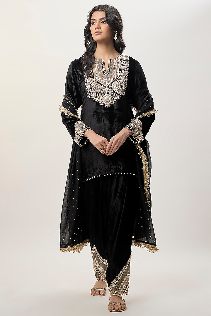 Black Velvet Embroidered Kurta Set by Payal Singhal at Pernia's Pop Up Shop