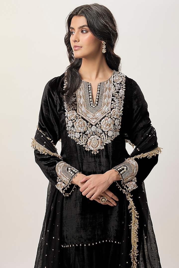 Black Velvet Embroidered Kurta Set by Payal Singhal at Pernia's Pop Up Shop