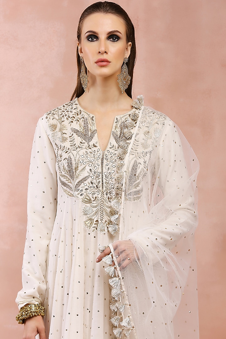 Off-White Mukaish Silk Mul Embroidered Wedding Anarkali Set by Payal Singhal at Pernia's Pop Up Shop
