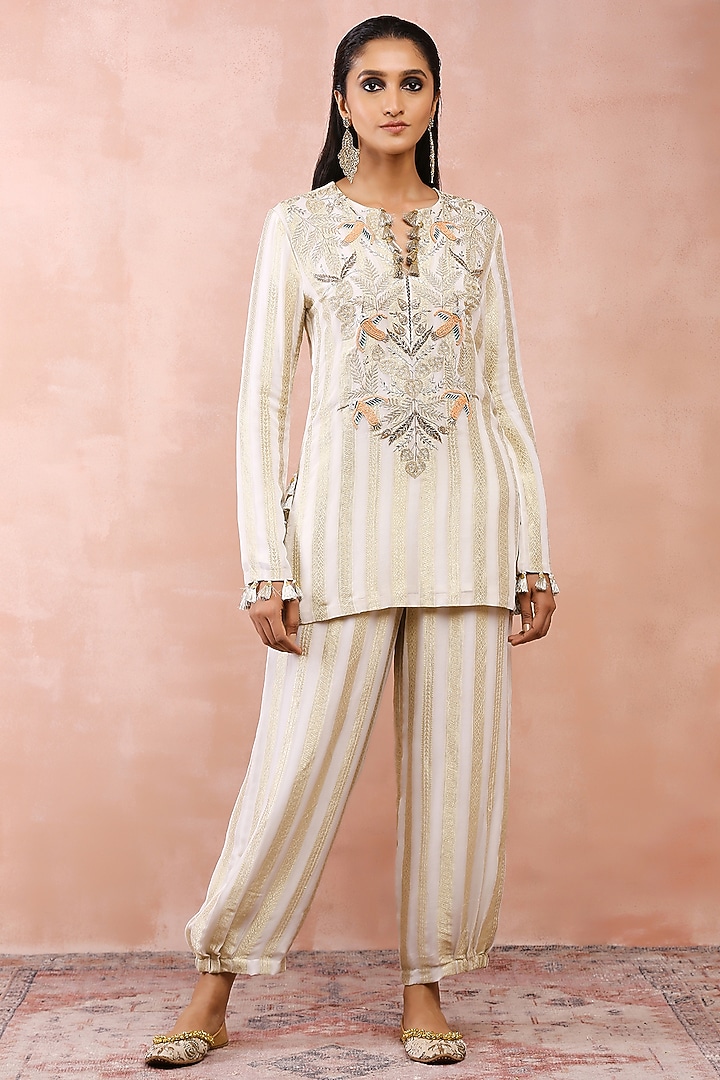 Off-White Banarasi Georgette Embroidered Kurta Set by Payal Singhal at Pernia's Pop Up Shop