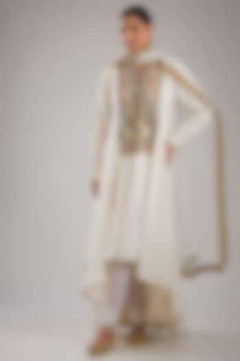 Off-White Silkmul & Net Mukaish Embroidered High-Low Bridal Anarkali Set by Payal Singhal at Pernia's Pop Up Shop