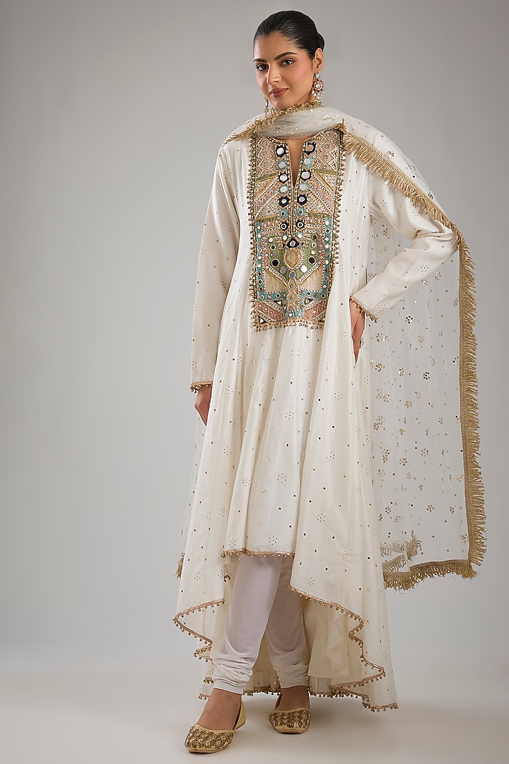Off-White Silkmul & Net Mukaish Embroidered High-Low Bridal Anarkali Set by Payal Singhal at Pernia's Pop Up Shop