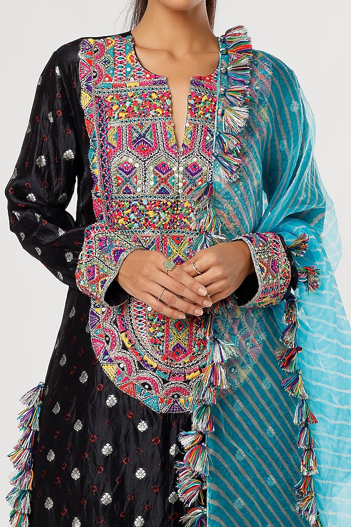 Black Embroidered Kurta Set by Payal Singhal at Pernia's Pop Up Shop