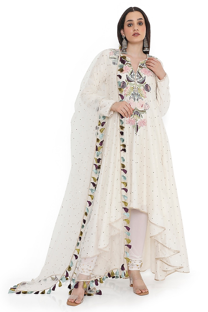 Off-White Mukaish Silkmul Embroidered High-Low Bridal Anarkali Set by Payal Singhal at Pernia's Pop Up Shop