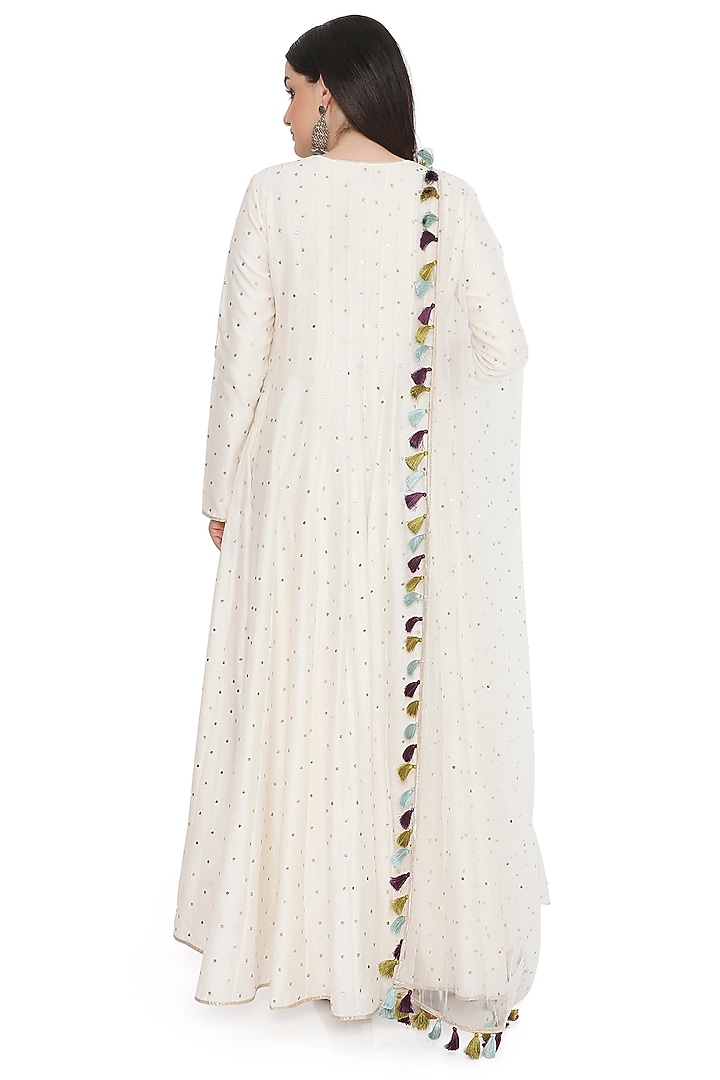 Off-White Mukaish Silkmul Embroidered High-Low Bridal Anarkali Set by Payal Singhal at Pernia's Pop Up Shop