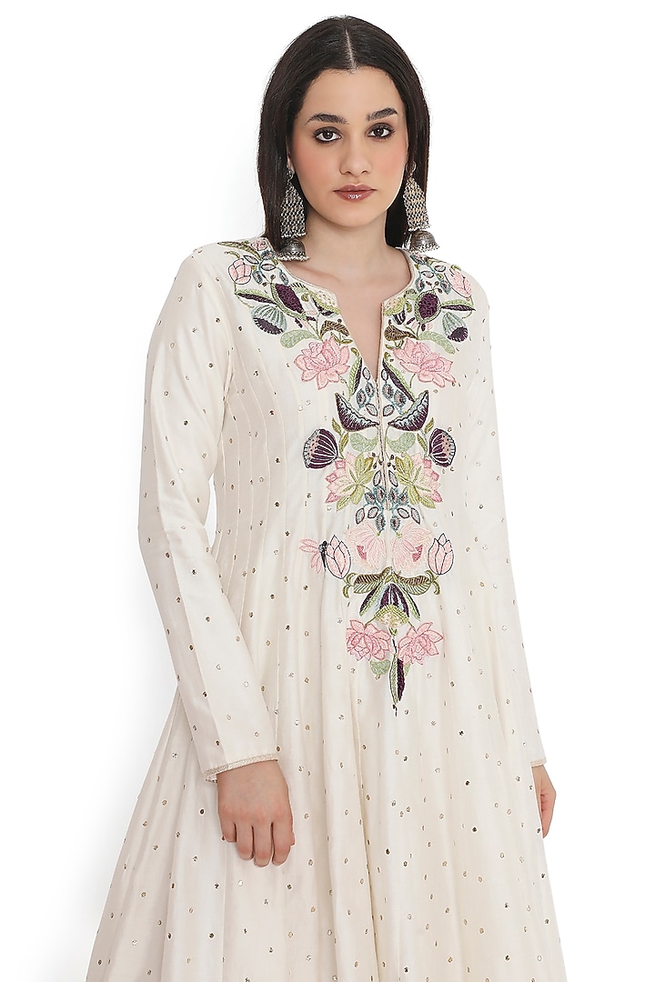 Off-White Mukaish Silkmul Embroidered High-Low Bridal Anarkali Set by Payal Singhal at Pernia's Pop Up Shop
