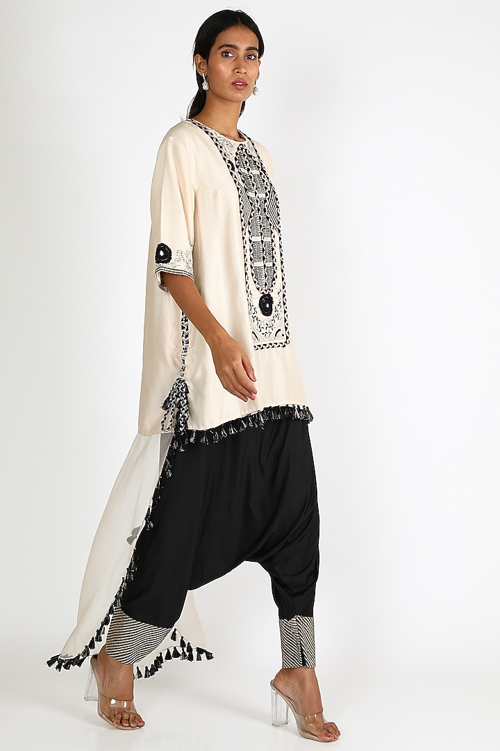 White Embroidered Kurta Set by Payal Singhal at Pernia's Pop Up Shop