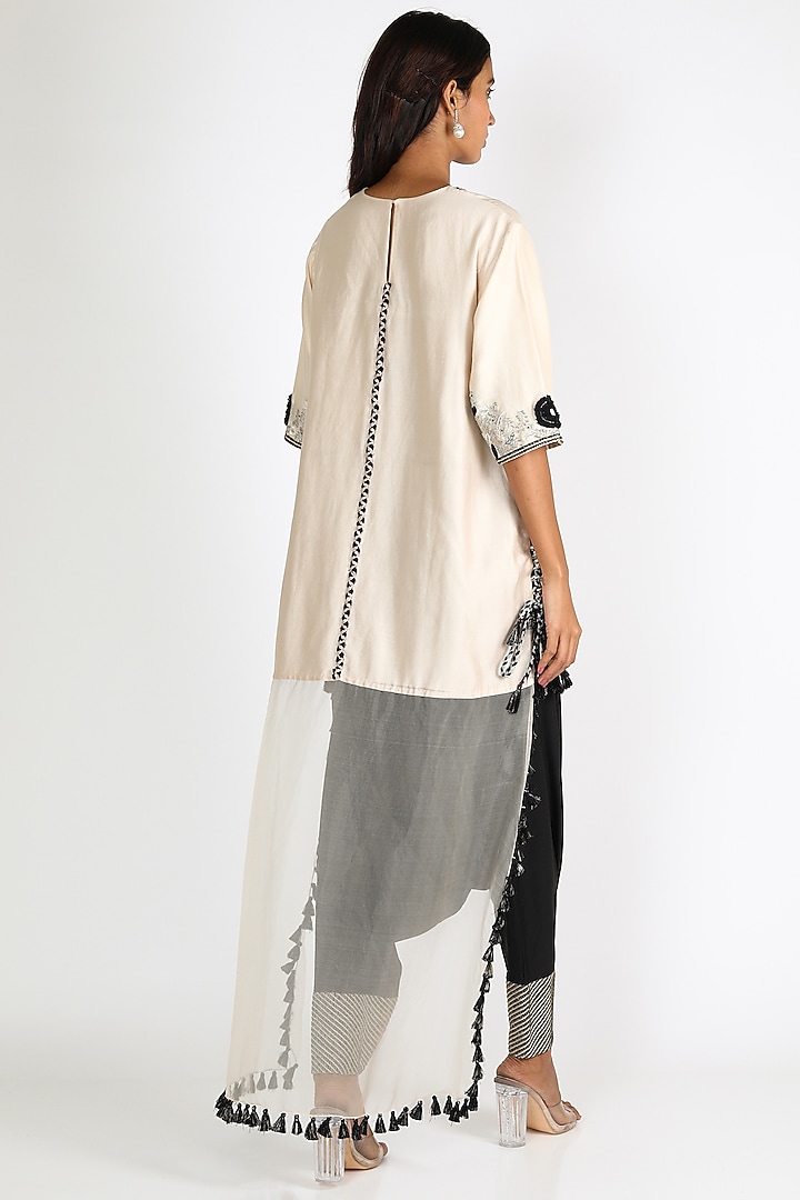 White Embroidered Kurta Set by Payal Singhal at Pernia's Pop Up Shop