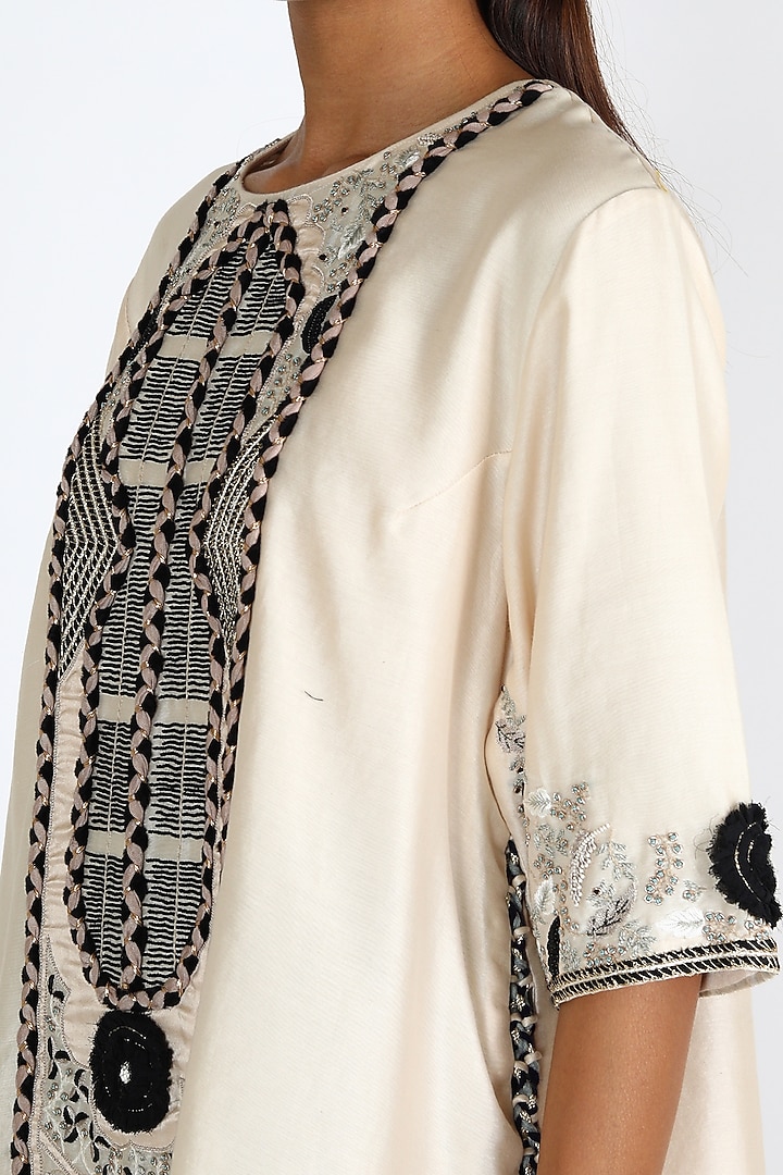 White Embroidered Kurta Set by Payal Singhal at Pernia's Pop Up Shop