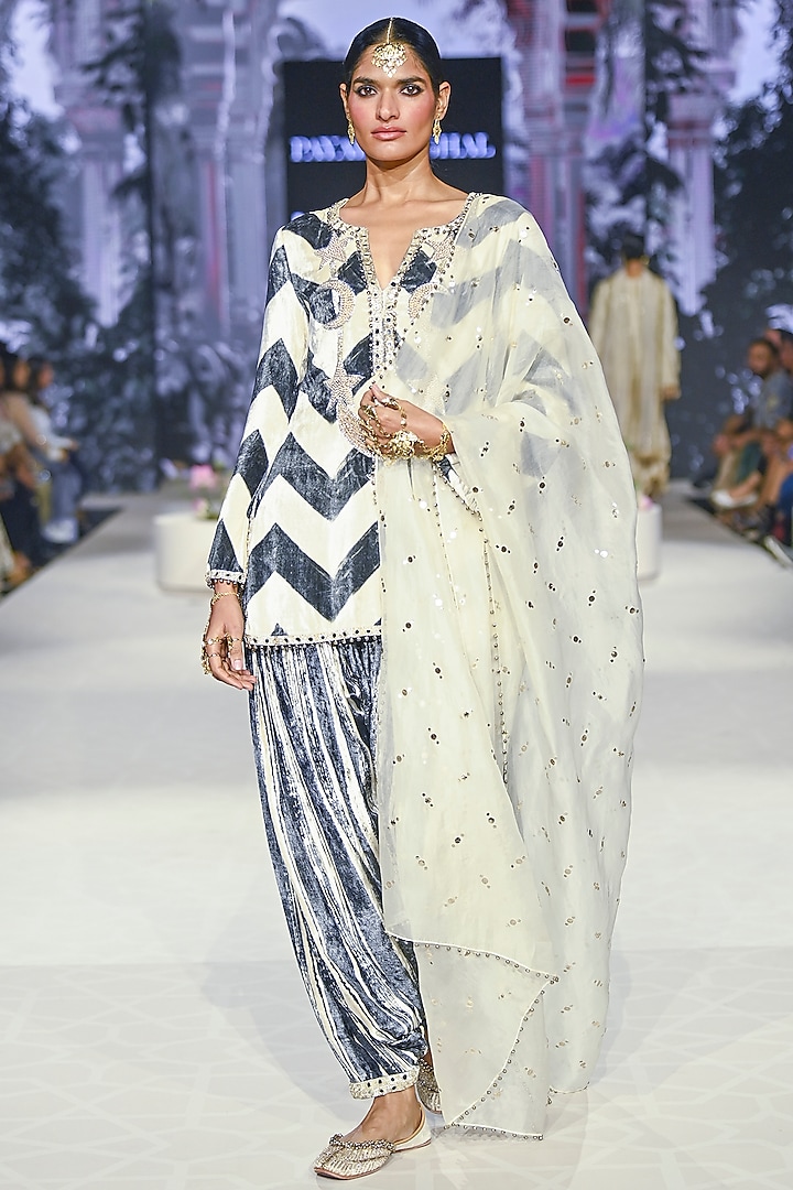 Black & White Velvet Embroidered Chevron Kurta Set by Payal Singhal at Pernia's Pop Up Shop