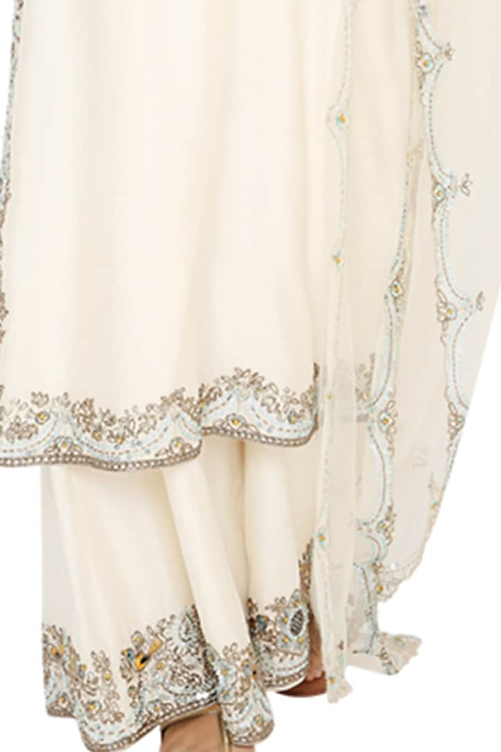 Off-White Embroidered Kurta Set by Payal Singhal at Pernia's Pop Up Shop