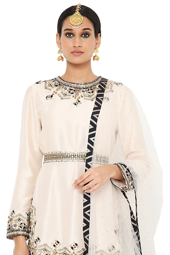 Stone White & Black Embroidered Kurta Set by Payal Singhal at Pernia's Pop Up Shop