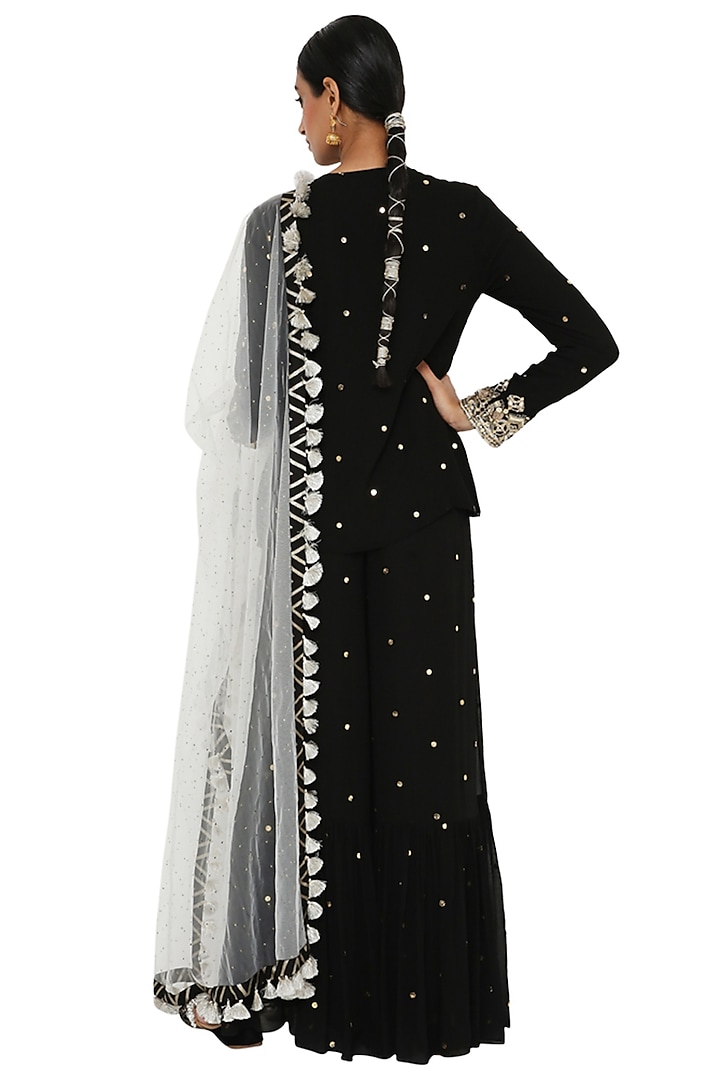 Black Embroidered Kurta Set by Payal Singhal at Pernia's Pop Up Shop