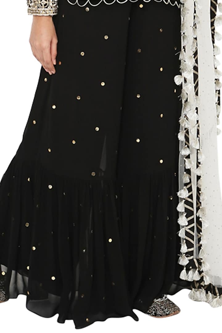 Black Embroidered Kurta Set by Payal Singhal at Pernia's Pop Up Shop