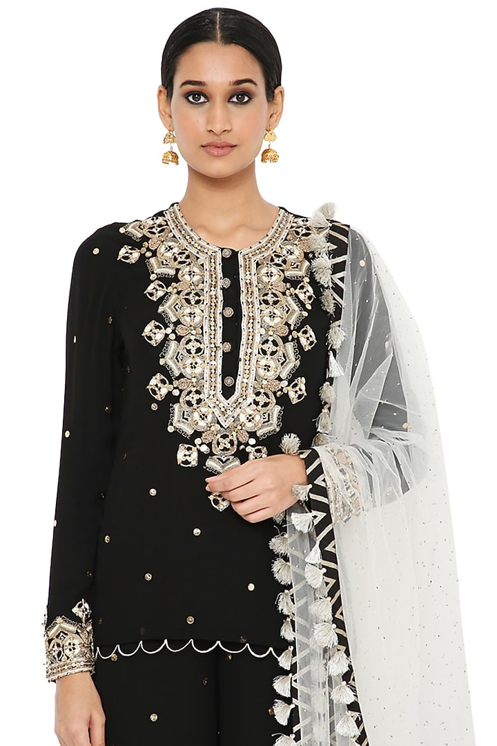 Black Embroidered Kurta Set by Payal Singhal at Pernia's Pop Up Shop