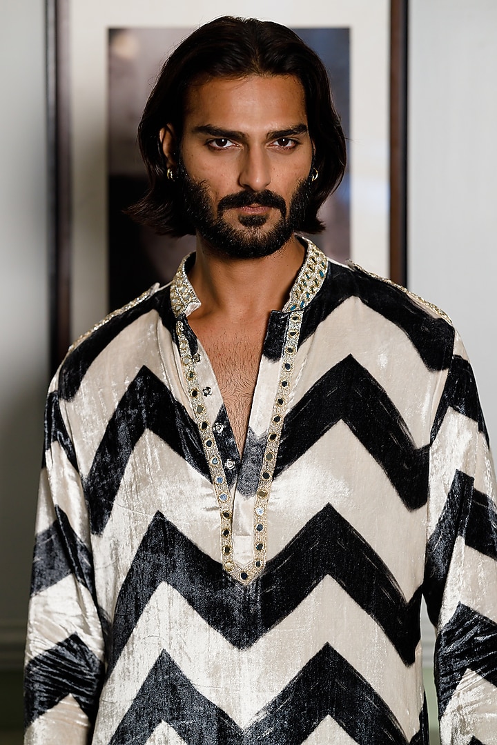 Off-White & Black Velvet Chevron Printed Kurta Set by Payal Singhal Men at Pernia's Pop Up Shop