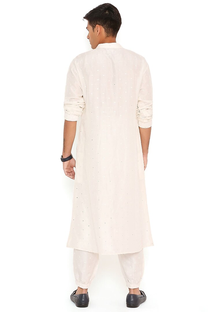 Chalk White Abla Silk Kurta Set by Payal Singhal Men at Pernia's Pop Up Shop