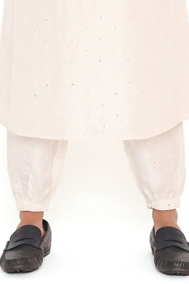 Chalk White Abla Silk Kurta Set by Payal Singhal Men at Pernia's Pop Up Shop