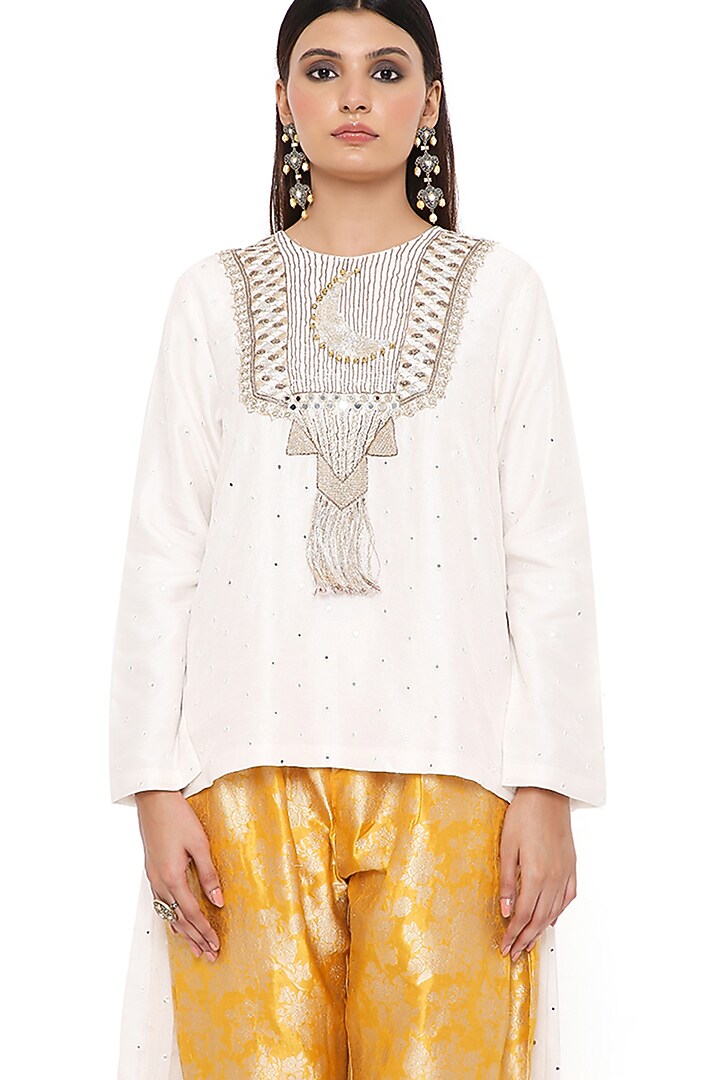 Off-White Embroidered Kurta Set by Payal Singhal at Pernia's Pop Up Shop