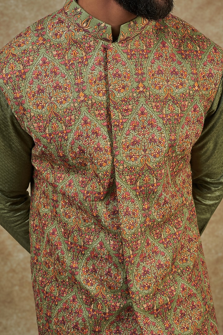 Green Kashmiri Embroidered Bundi Jacket Set by Qbik Men at Pernia's Pop Up Shop
