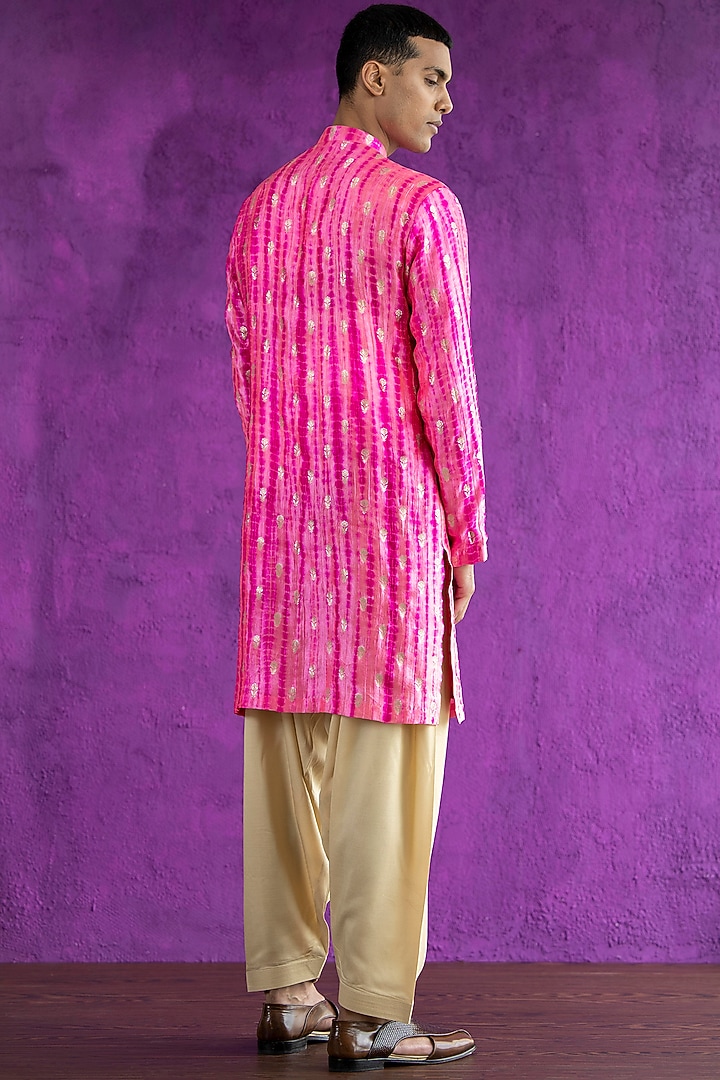 Pink Bandhani Kurta Set by Qbik Men at Pernia's Pop Up Shop
