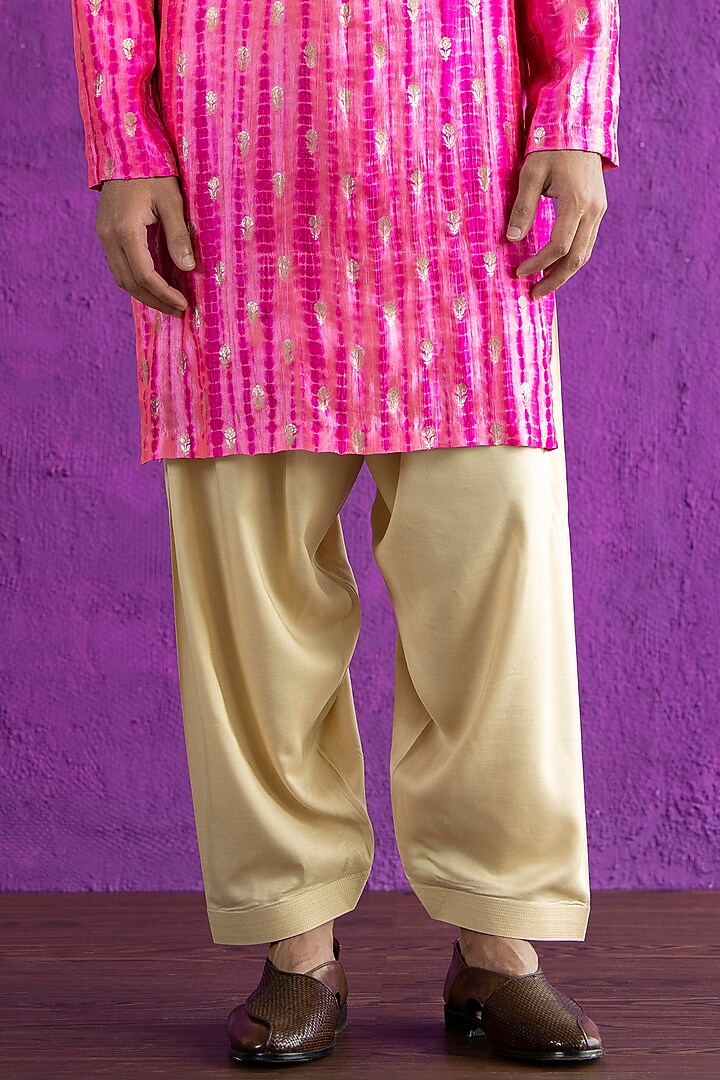 Pink Bandhani Kurta Set by Qbik Men at Pernia's Pop Up Shop