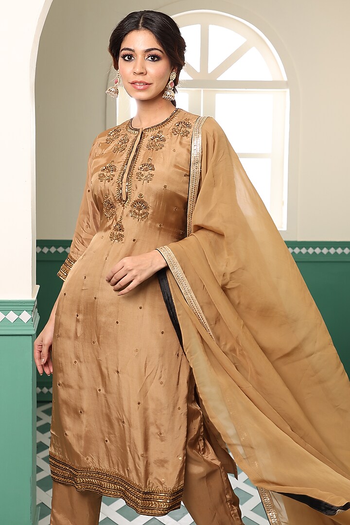 Golden Silk Embroidered Kurta Set by Raas Couture at Pernia's Pop Up Shop