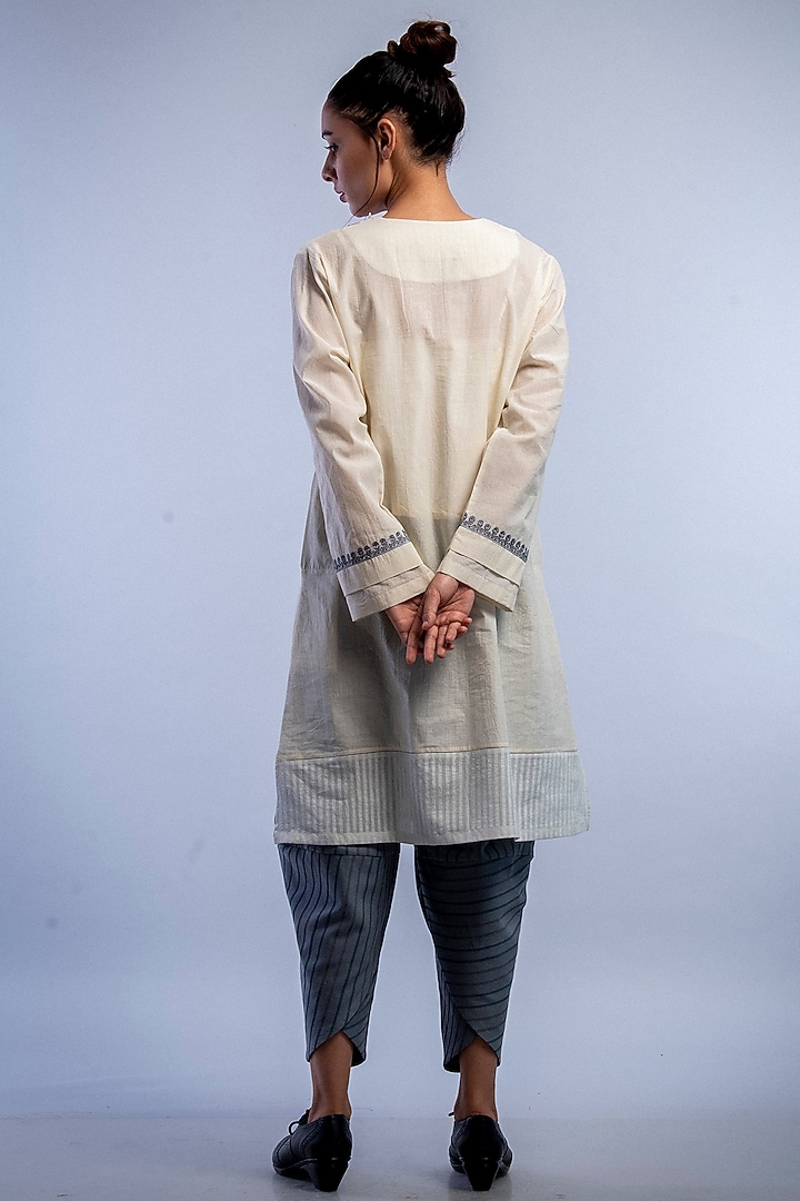Ivory & Charcoal Hand Embroidered Kurta With Slip by Raffughar at Pernia's Pop Up Shop