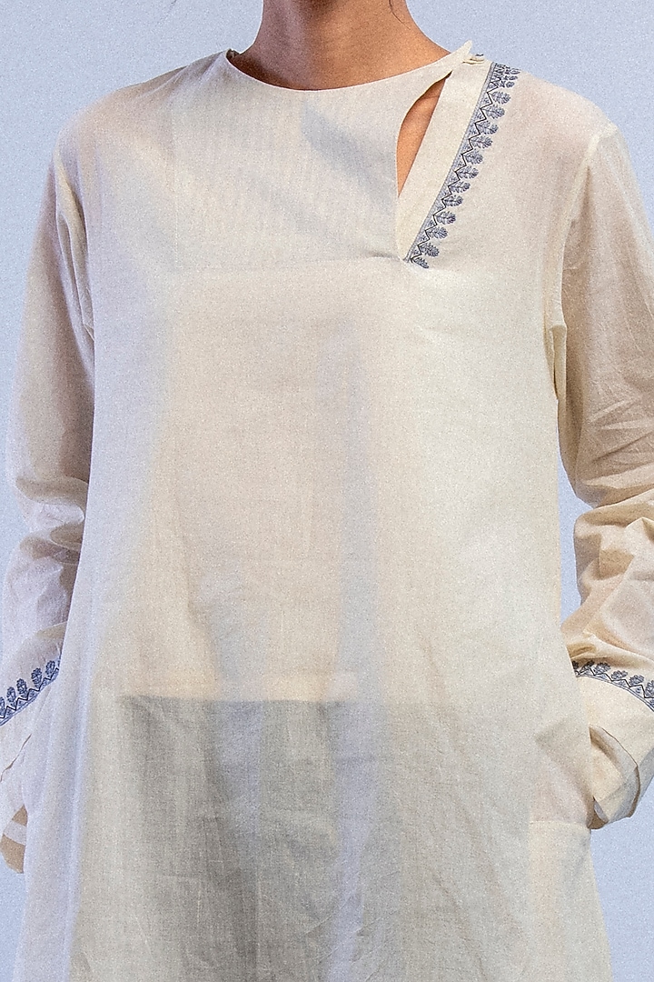 Ivory & Charcoal Hand Embroidered Kurta With Slip by Raffughar at Pernia's Pop Up Shop