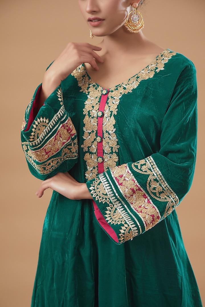 Green Velvet Embroidered Kurta Set by Rahul Singh at Pernia's Pop Up Shop