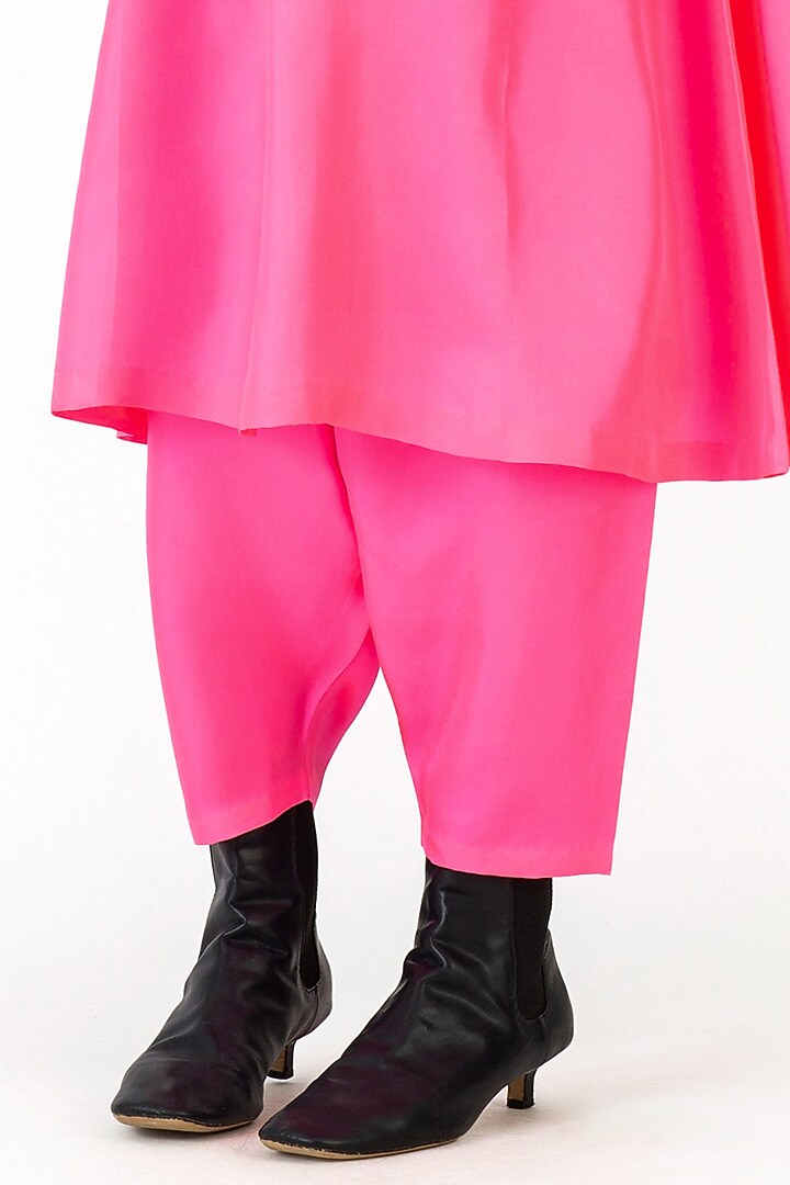 Pink Silk Twill Kurta Set by Raw Mango at Pernia's Pop Up Shop