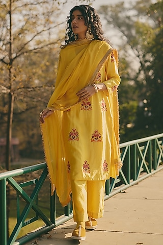 Yellow Chanderi Dupatta by RASHIKA MITTAL