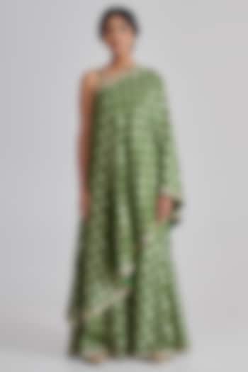 Green Bandhani Banarasi Silk Embroidered Cape Set by RASHIKA MITTAL at Pernia's Pop Up Shop