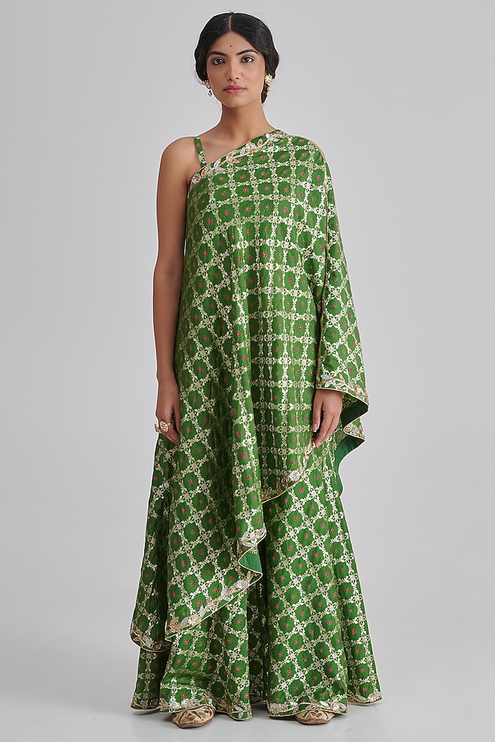 Green Bandhani Banarasi Silk Embroidered Cape Set by RASHIKA MITTAL at Pernia's Pop Up Shop